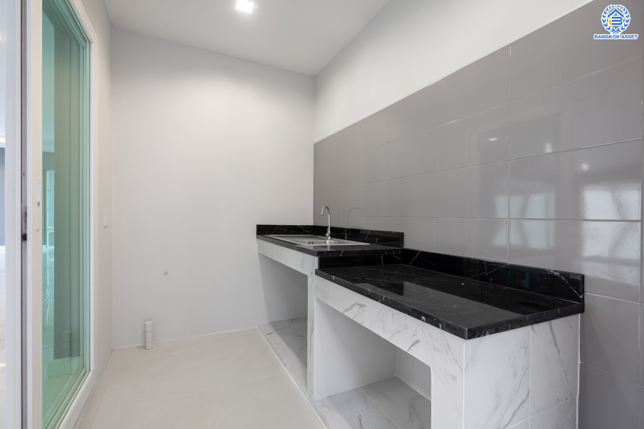 บ้านมือสองตกแต่งใหม่ ม.ลัดดารมย์ วัชรพล แบรนด์ Q.House หลังมุม เนื้อที่ 128 ตร.ว. ฟังก์ชัน 3 ห้องนอน 4 ห้องน้ำ 1 ห้องแม่บ้าน จอดรถได้ 4 คัน Facilities ครบครัน บนทำเลเชื่อมต่อหลายเส้นทาง ถ.รามอินทรา ถ.สายไหม และถ.พหลโยธิน ใกล้สนามบินดอนเมือง ทางด่วน "ศรีรัช" และ เซ็นทรัลรามอินทรา